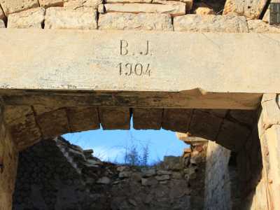 Sull�architrave della porta d�ingresso � incisa la data di edificazione della struttura: 1904, preceduta dalle lettere B.J., probabilmente le iniziali del primo proprietario
